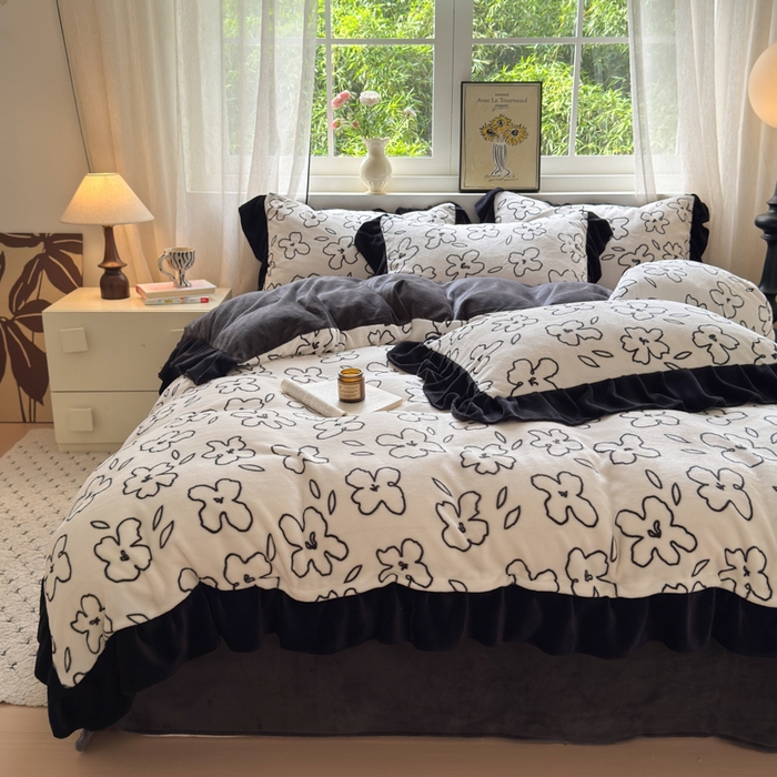 91家纺网 家纺一手货源 找家纺 2025新款赫本风牛奶绒-花边款四件套 花边款-黑白花朵