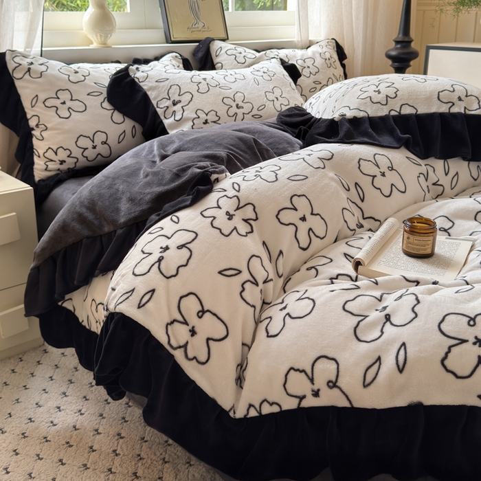 91家纺网 家纺一手货源 找家纺 2025新款赫本风牛奶绒-花边款四件套 花边款-黑白花朵