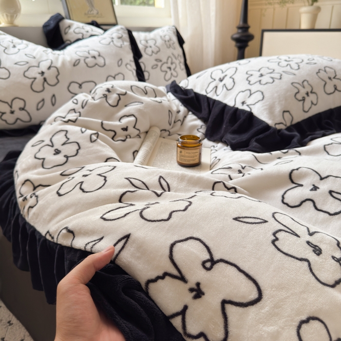 91家纺网 家纺一手货源 找家纺 2025新款赫本风牛奶绒-花边款四件套 花边款-黑白花朵