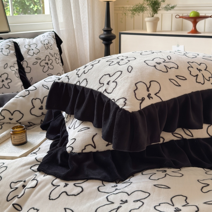 91家纺网 家纺一手货源 找家纺 2025新款赫本风牛奶绒-花边款四件套 花边款-黑白花朵