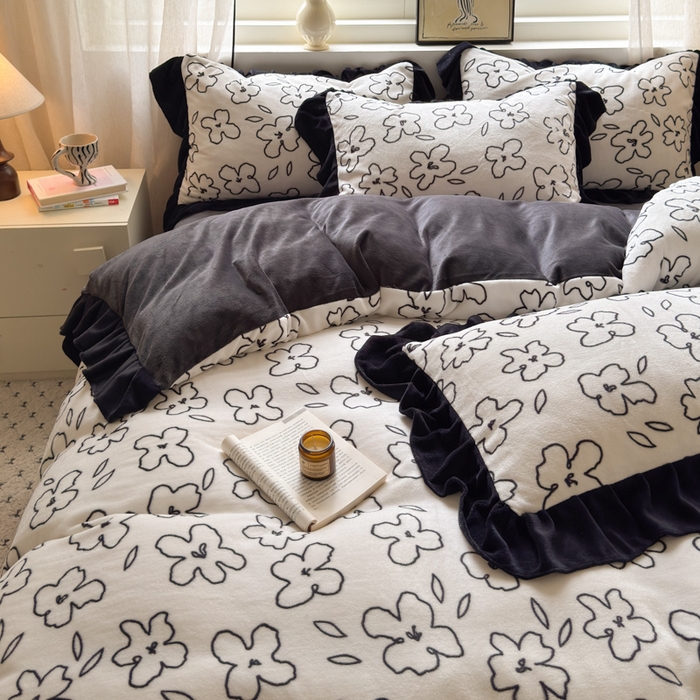 91家纺网 家纺一手货源 找家纺 2025新款赫本风牛奶绒-花边款四件套 花边款-黑白花朵