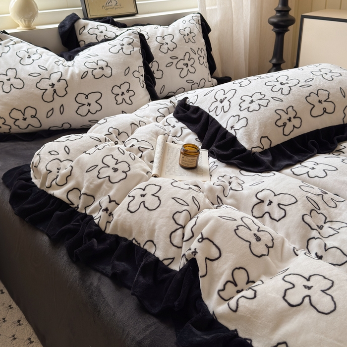 91家纺网 家纺一手货源 找家纺 2025新款赫本风牛奶绒-花边款四件套 花边款-黑白花朵