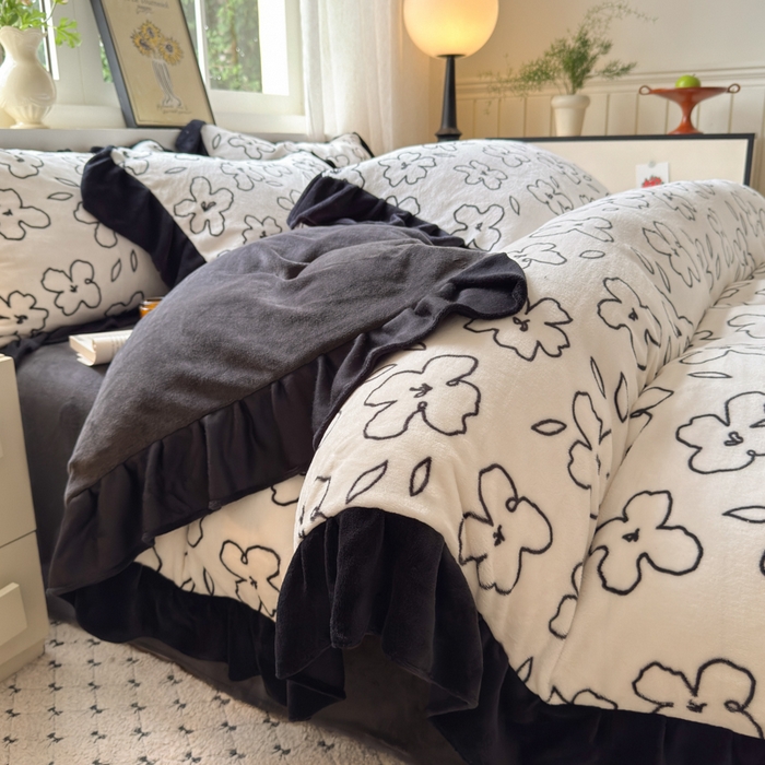 91家纺网 家纺一手货源 找家纺 2025新款赫本风牛奶绒-花边款四件套 花边款-黑白花朵