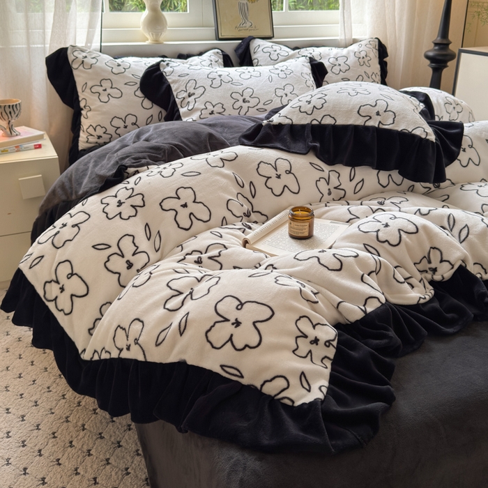 91家纺网 家纺一手货源 找家纺 2025新款赫本风牛奶绒-花边款四件套 花边款-黑白花朵