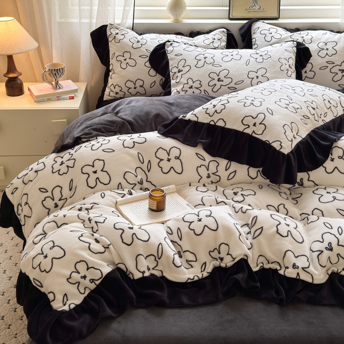 91家纺网 家纺一手货源 找家纺 2025新款赫本风牛奶绒-花边款四件套 花边款-黑白花朵