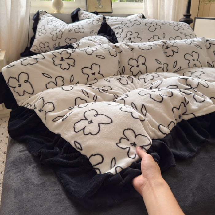 91家纺网 家纺一手货源 找家纺 2025新款赫本风牛奶绒-花边款四件套 花边款-黑白花朵