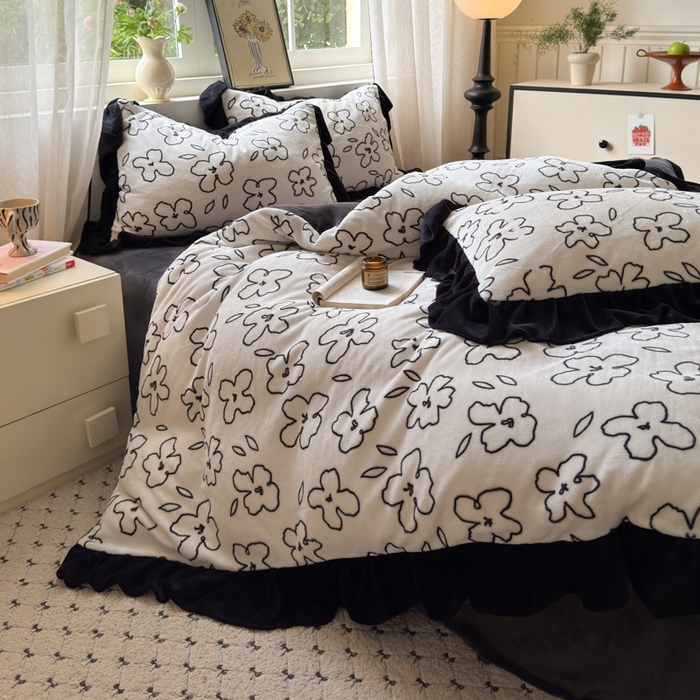 91家纺网 家纺一手货源 找家纺 2025新款赫本风牛奶绒-花边款四件套 花边款-黑白花朵