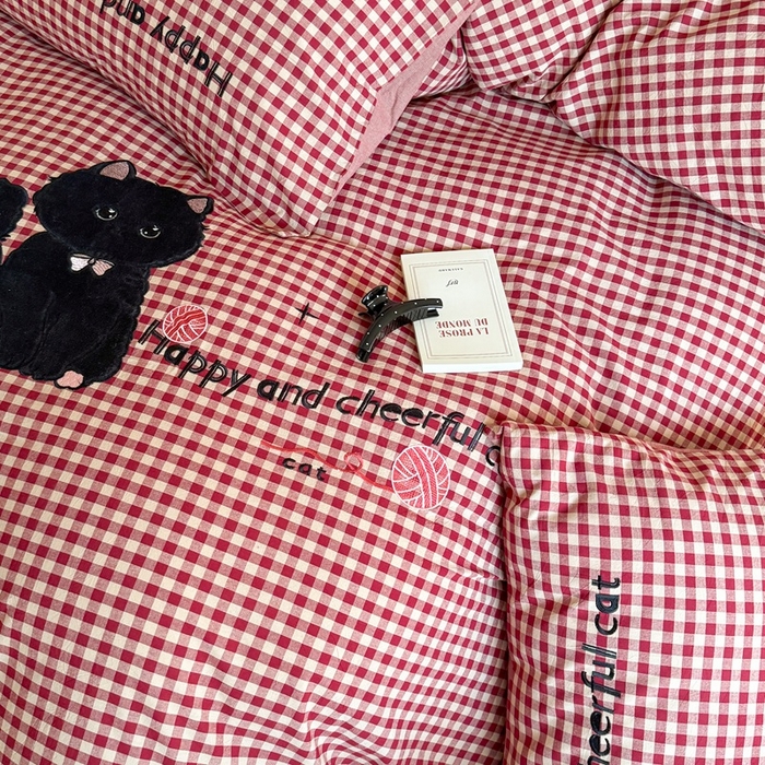 91家纺网 家纺一手货源 找家纺 蜜柚 2025秋冬新款全棉水洗棉格子贴布绣四件套 格子猫猫-洋气红