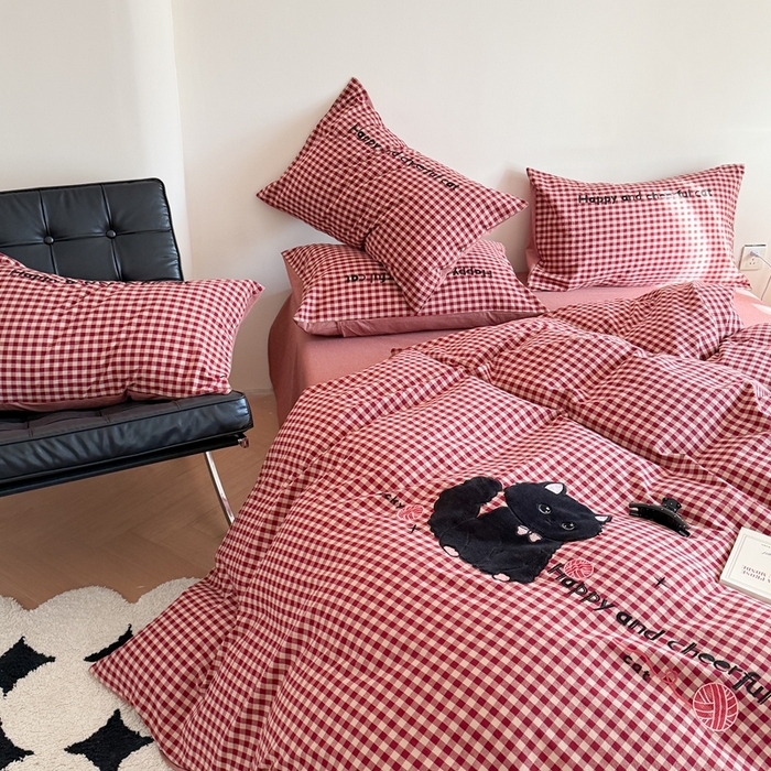91家纺网 家纺一手货源 找家纺 蜜柚 2025秋冬新款全棉水洗棉格子贴布绣四件套 格子猫猫-洋气红