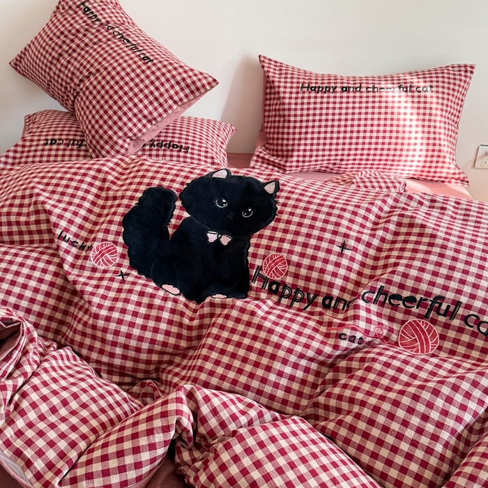 91家纺网 家纺一手货源 找家纺 蜜柚 2025秋冬新款全棉水洗棉格子贴布绣四件套 格子猫猫-洋气红