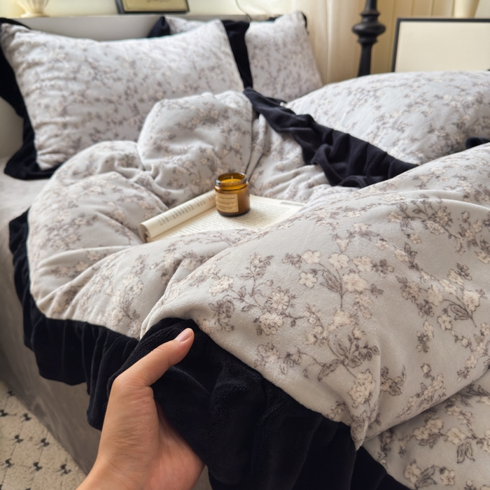 91家纺网 家纺一手货源 找家纺 2025新款赫本风牛奶绒-花边款四件套 花边款-盛开