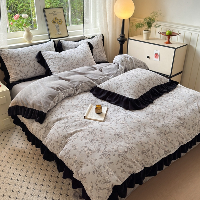 91家纺网 家纺一手货源 找家纺 2025新款赫本风牛奶绒-花边款四件套 花边款-盛开