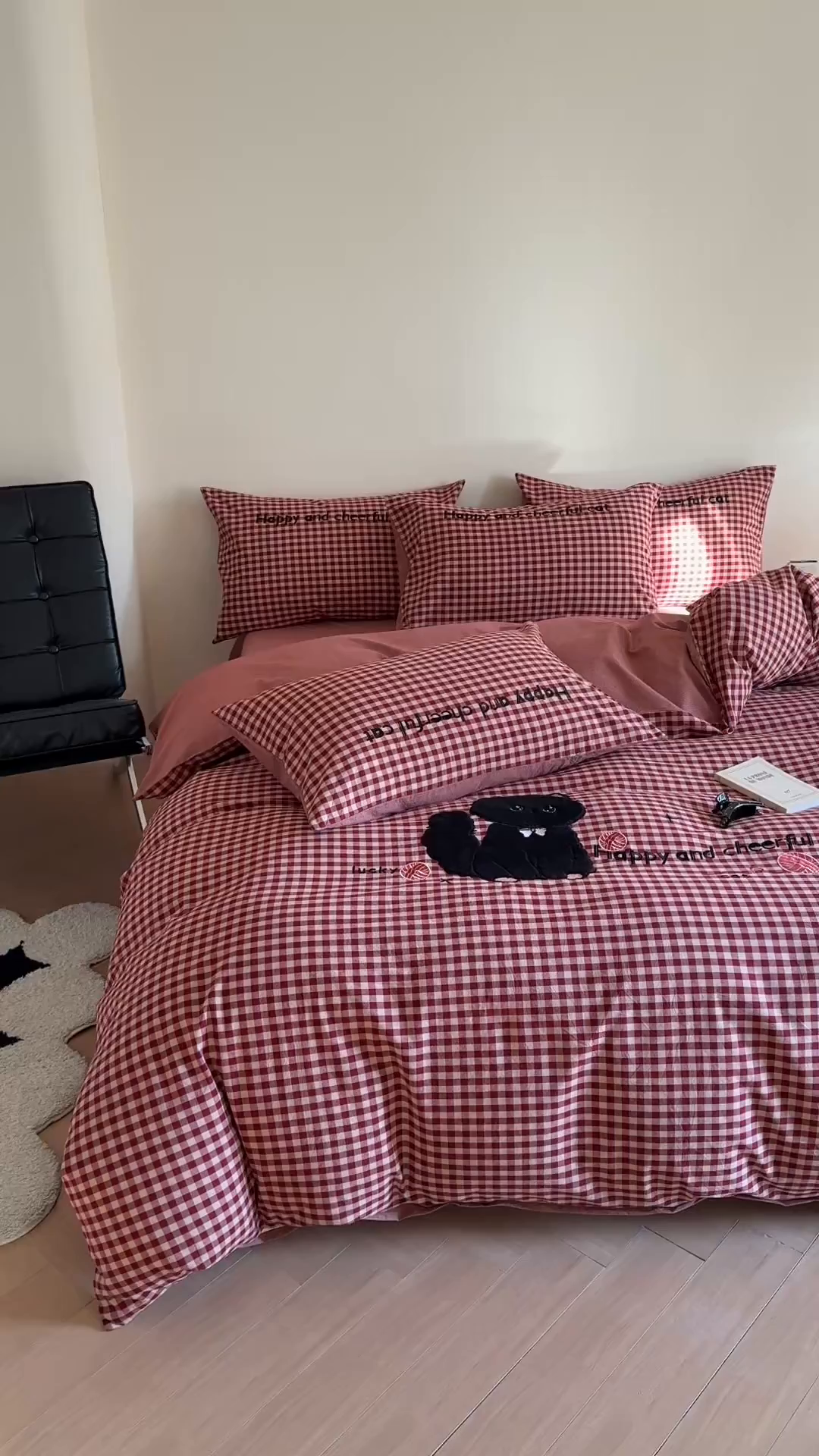 91家纺网 家纺一手货源 找家纺 蜜柚 2025秋冬新款全棉水洗棉格子贴布绣四件套 格子猫猫-洋气红