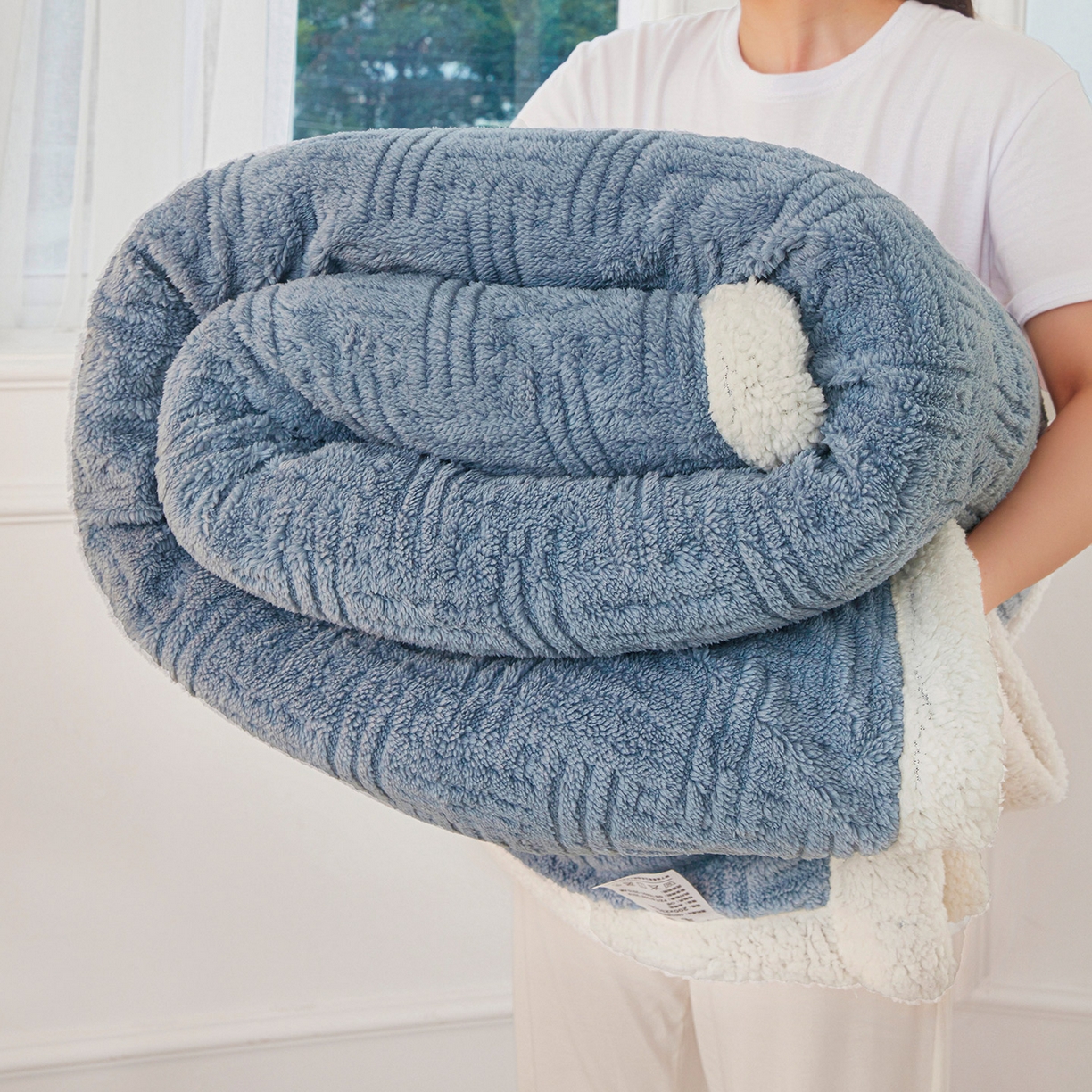 91家纺网 家纺一手货源 找家纺 肖恩毯业 2025新款提花舒棉绒羊羔绒毛毯 贵族蓝