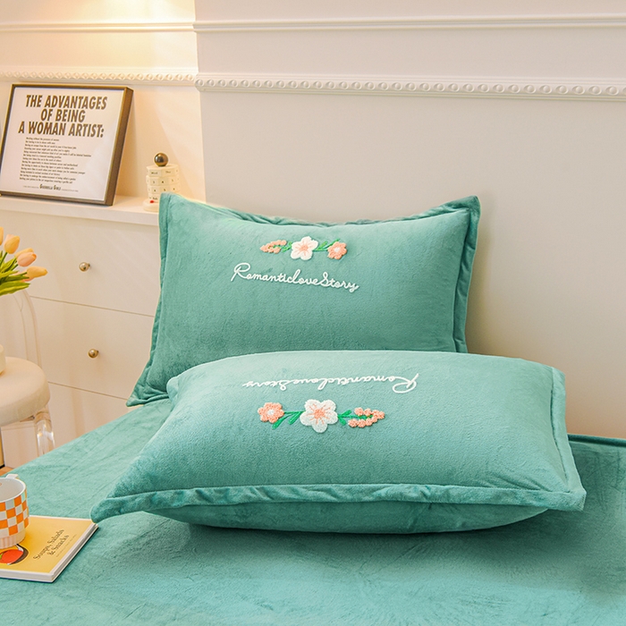 91家纺网 家纺一手货源 找家纺 提花大世界 2025新款宝宝绒绣花款牛奶绒婴儿绒保暖四件套 菲尼-水绿