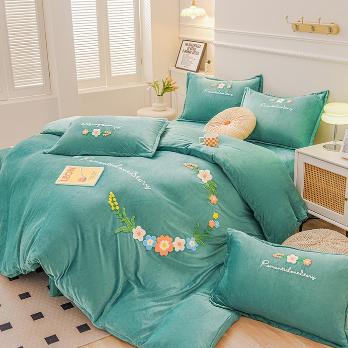 91家纺网 家纺一手货源 找家纺 提花大世界 2025新款宝宝绒绣花款牛奶绒婴儿绒保暖四件套 菲尼-水绿