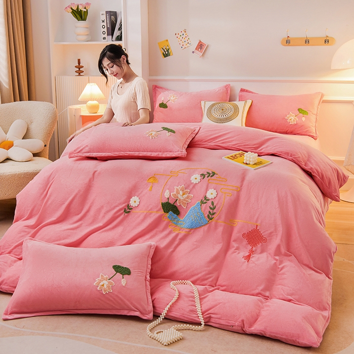 91家纺网 家纺一手货源 找家纺 提花大世界 2025新款宝宝绒绣花款牛奶绒婴儿绒保暖四件套 花辰月夕-粉玉