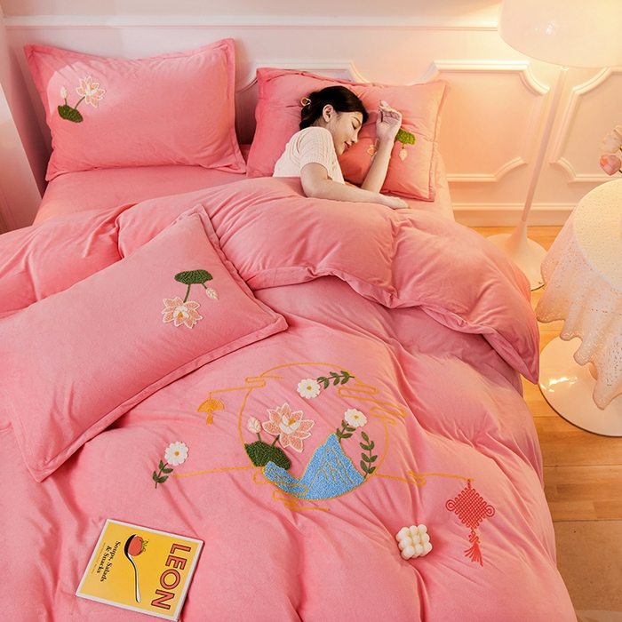 91家纺网 家纺一手货源 找家纺 提花大世界 2025新款宝宝绒绣花款牛奶绒婴儿绒保暖四件套 花辰月夕-粉玉