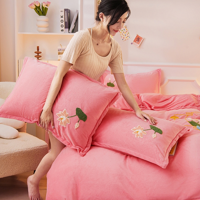 91家纺网 家纺一手货源 找家纺 提花大世界 2025新款宝宝绒绣花款牛奶绒婴儿绒保暖四件套 花辰月夕-粉玉