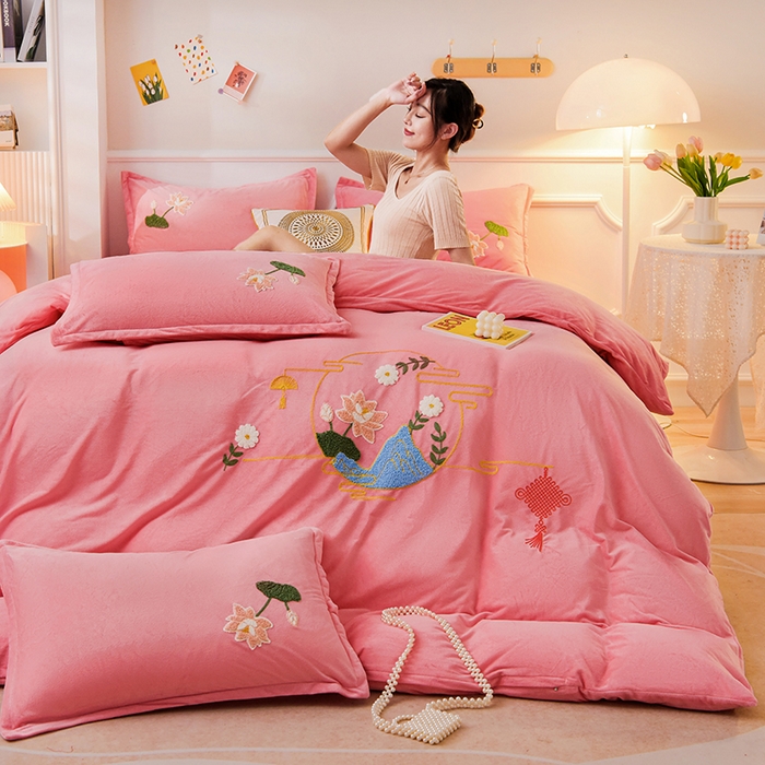 91家纺网 家纺一手货源 找家纺 提花大世界 2025新款宝宝绒绣花款牛奶绒婴儿绒保暖四件套 花辰月夕-粉玉