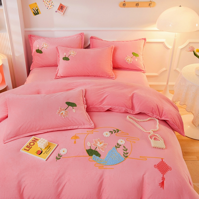 91家纺网 家纺一手货源 找家纺 提花大世界 2025新款宝宝绒绣花款牛奶绒婴儿绒保暖四件套 花辰月夕-粉玉