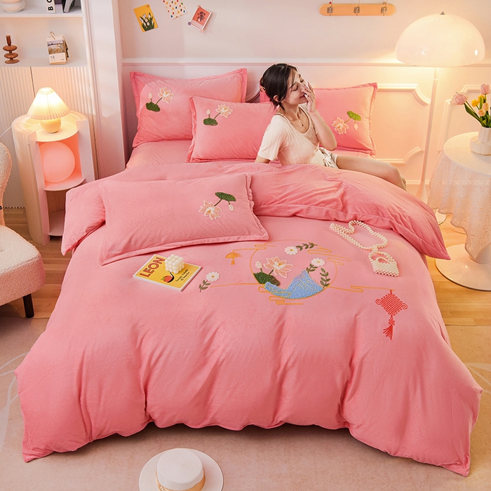 91家纺网 家纺一手货源 找家纺 提花大世界 2025新款宝宝绒绣花款牛奶绒婴儿绒保暖四件套 花辰月夕-粉玉