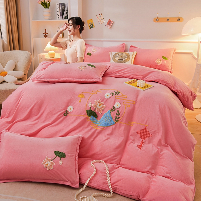 91家纺网 家纺一手货源 找家纺 提花大世界 2025新款宝宝绒绣花款牛奶绒婴儿绒保暖四件套 花辰月夕-粉玉