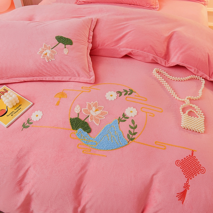 91家纺网 家纺一手货源 找家纺 提花大世界 2025新款宝宝绒绣花款牛奶绒婴儿绒保暖四件套 花辰月夕-粉玉