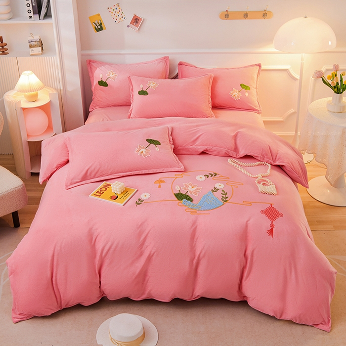 91家纺网 家纺一手货源 找家纺 提花大世界 2025新款宝宝绒绣花款牛奶绒婴儿绒保暖四件套 花辰月夕-粉玉