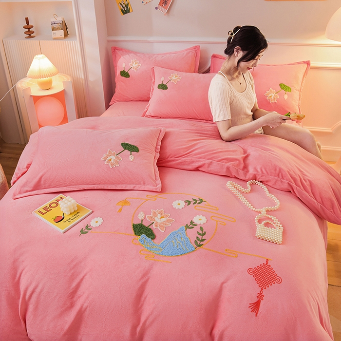 91家纺网 家纺一手货源 找家纺 提花大世界 2025新款宝宝绒绣花款牛奶绒婴儿绒保暖四件套 花辰月夕-粉玉