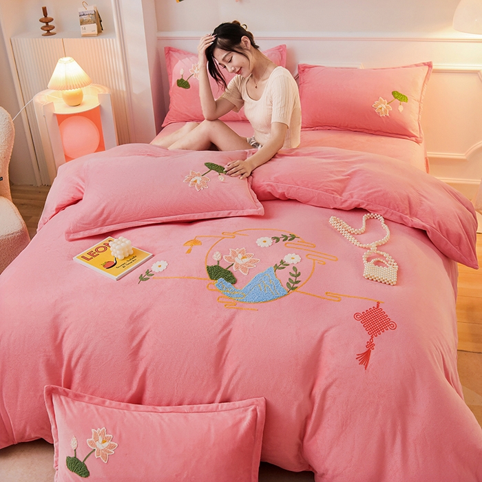 91家纺网 家纺一手货源 找家纺 提花大世界 2025新款宝宝绒绣花款牛奶绒婴儿绒保暖四件套 花辰月夕-粉玉