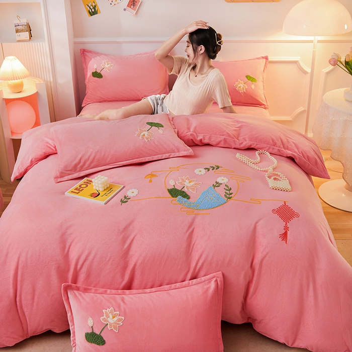 91家纺网 家纺一手货源 找家纺 提花大世界 2025新款宝宝绒绣花款牛奶绒婴儿绒保暖四件套 花辰月夕-粉玉