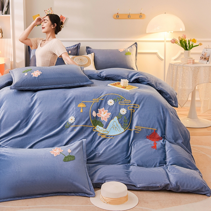 91家纺网 家纺一手货源 找家纺 提花大世界 2025新款宝宝绒绣花款牛奶绒婴儿绒保暖四件套 花辰月夕-蓝灰