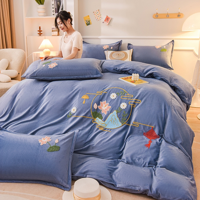 91家纺网 家纺一手货源 找家纺 提花大世界 2025新款宝宝绒绣花款牛奶绒婴儿绒保暖四件套 花辰月夕-蓝灰