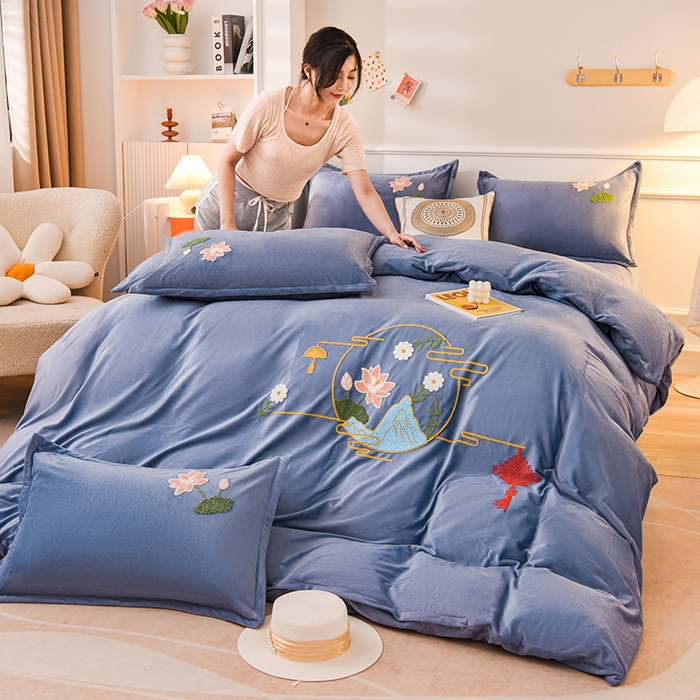 91家纺网 家纺一手货源 找家纺 提花大世界 2025新款宝宝绒绣花款牛奶绒婴儿绒保暖四件套 花辰月夕-蓝灰