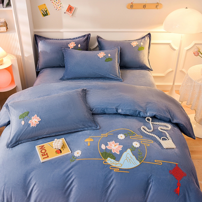 91家纺网 家纺一手货源 找家纺 提花大世界 2025新款宝宝绒绣花款牛奶绒婴儿绒保暖四件套 花辰月夕-蓝灰