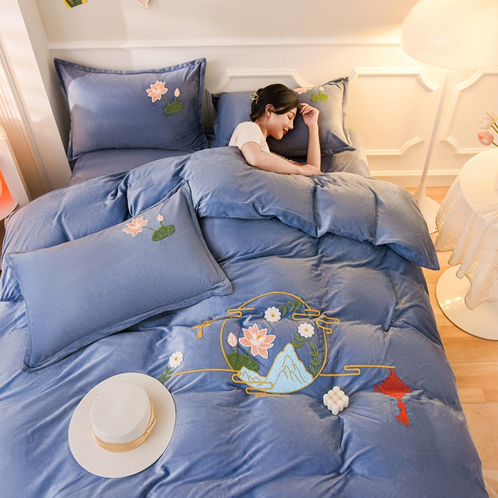 91家纺网 家纺一手货源 找家纺 提花大世界 2025新款宝宝绒绣花款牛奶绒婴儿绒保暖四件套 花辰月夕-蓝灰