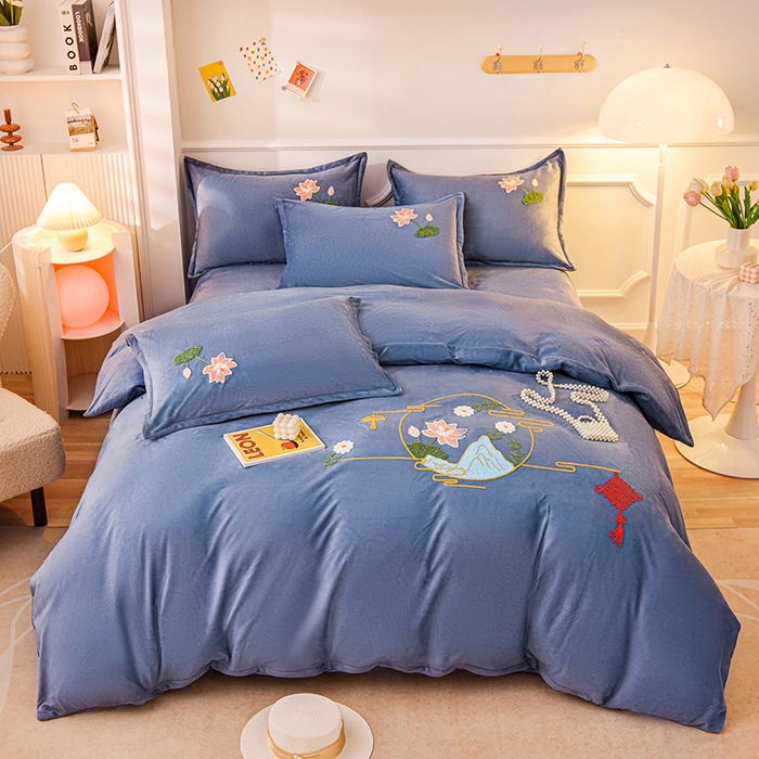 91家纺网 家纺一手货源 找家纺 提花大世界 2025新款宝宝绒绣花款牛奶绒婴儿绒保暖四件套 花辰月夕-蓝灰