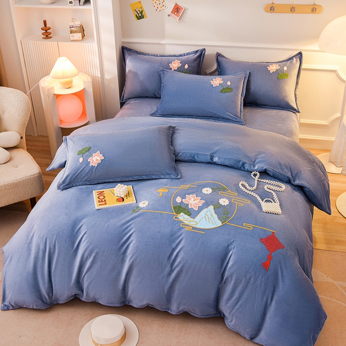 91家纺网 家纺一手货源 找家纺 提花大世界 2025新款宝宝绒绣花款牛奶绒婴儿绒保暖四件套 花辰月夕-蓝灰