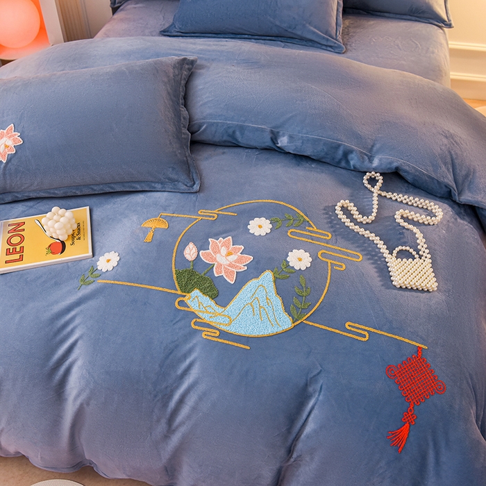 91家纺网 家纺一手货源 找家纺 提花大世界 2025新款宝宝绒绣花款牛奶绒婴儿绒保暖四件套 花辰月夕-蓝灰