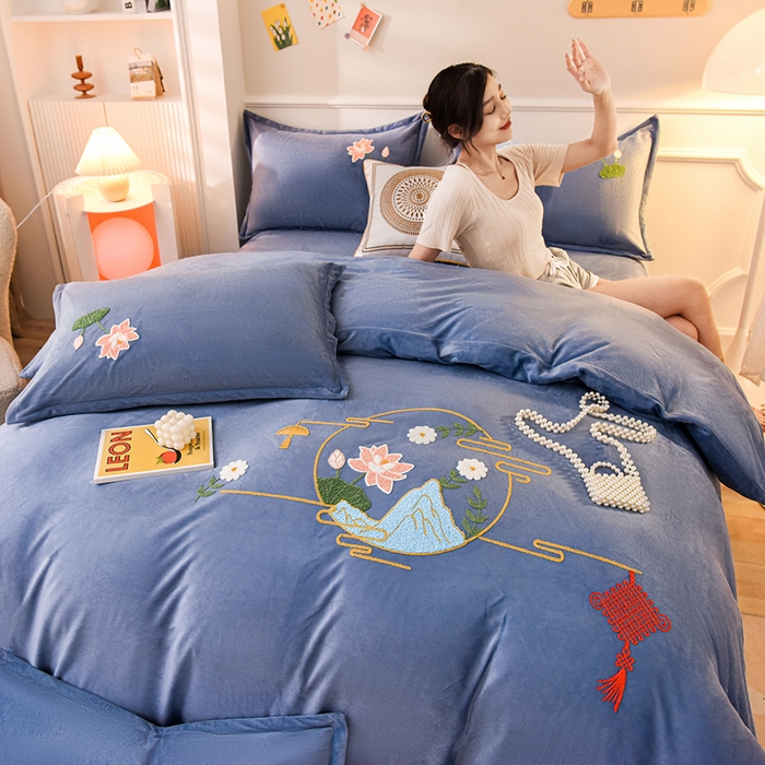 91家纺网 家纺一手货源 找家纺 提花大世界 2025新款宝宝绒绣花款牛奶绒婴儿绒保暖四件套 花辰月夕-蓝灰