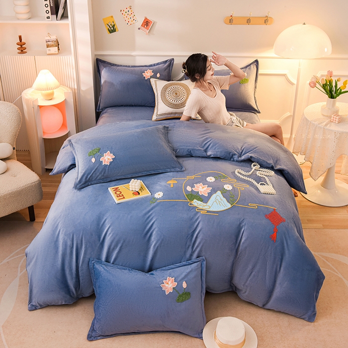 91家纺网 家纺一手货源 找家纺 提花大世界 2025新款宝宝绒绣花款牛奶绒婴儿绒保暖四件套 花辰月夕-蓝灰