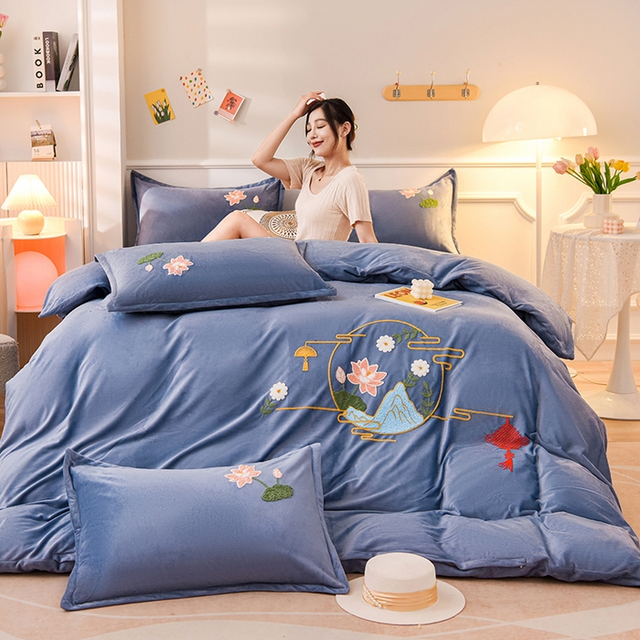 91家纺网 家纺一手货源 找家纺 提花大世界 2025新款宝宝绒绣花款牛奶绒婴儿绒保暖四件套 花辰月夕-蓝灰