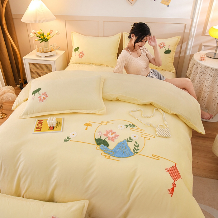 91家纺网 家纺一手货源 找家纺 提花大世界 2025新款宝宝绒绣花款牛奶绒婴儿绒保暖四件套 花辰月夕-奶白