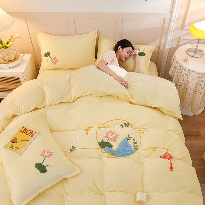 91家纺网 家纺一手货源 找家纺 提花大世界 2025新款宝宝绒绣花款牛奶绒婴儿绒保暖四件套 花辰月夕-奶白