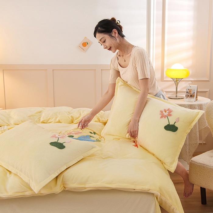 91家纺网 家纺一手货源 找家纺 提花大世界 2025新款宝宝绒绣花款牛奶绒婴儿绒保暖四件套 花辰月夕-奶白