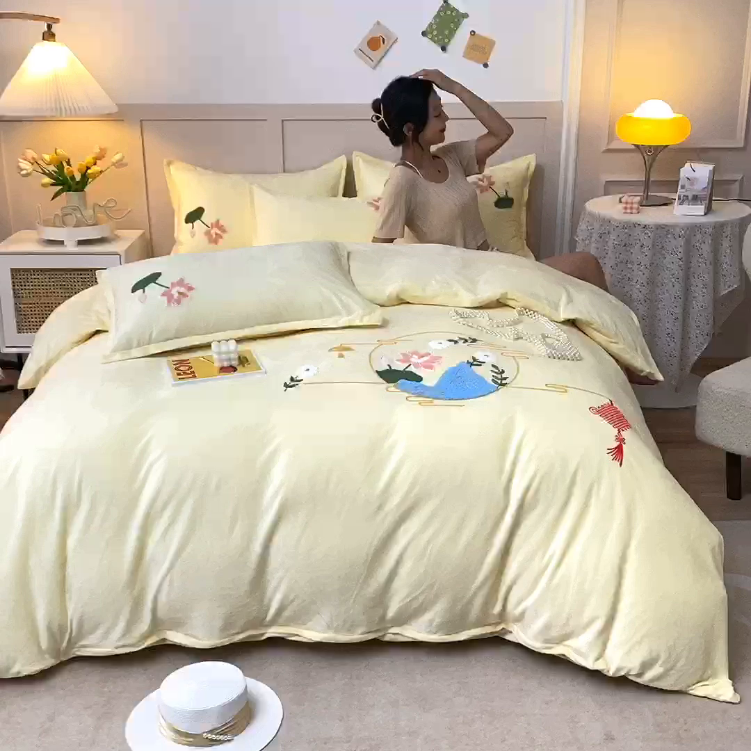 91家纺网 家纺一手货源 找家纺 提花大世界 2025新款宝宝绒绣花款牛奶绒婴儿绒保暖四件套 花辰月夕-奶白