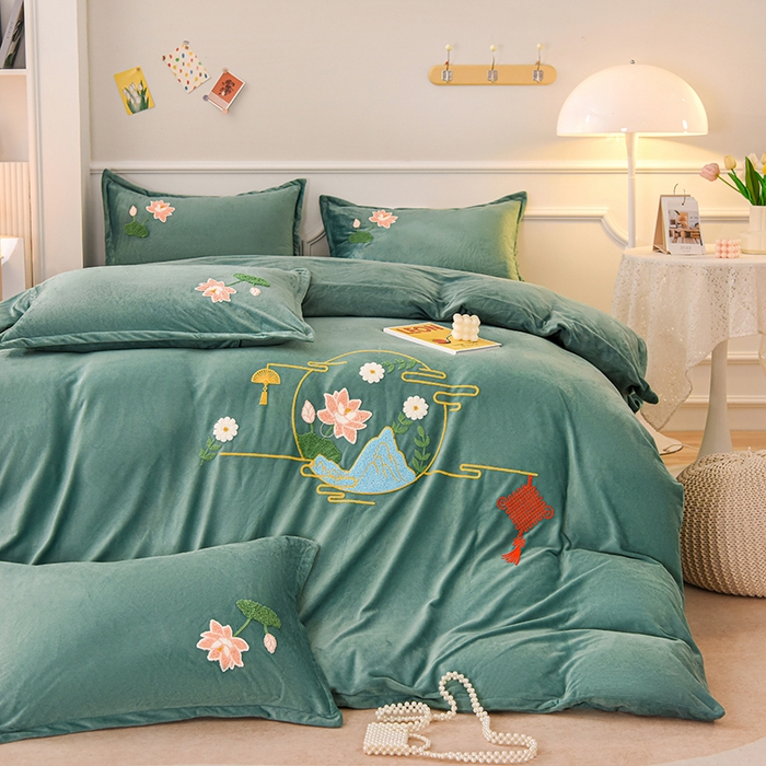 91家纺网 家纺一手货源 找家纺 提花大世界 2025新款宝宝绒绣花款牛奶绒婴儿绒保暖四件套 花辰月夕-水绿