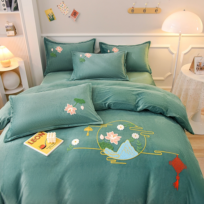 91家纺网 家纺一手货源 找家纺 提花大世界 2025新款宝宝绒绣花款牛奶绒婴儿绒保暖四件套 花辰月夕-水绿