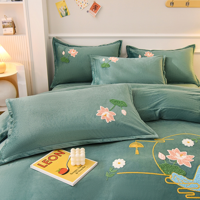 91家纺网 家纺一手货源 找家纺 提花大世界 2025新款宝宝绒绣花款牛奶绒婴儿绒保暖四件套 花辰月夕-水绿